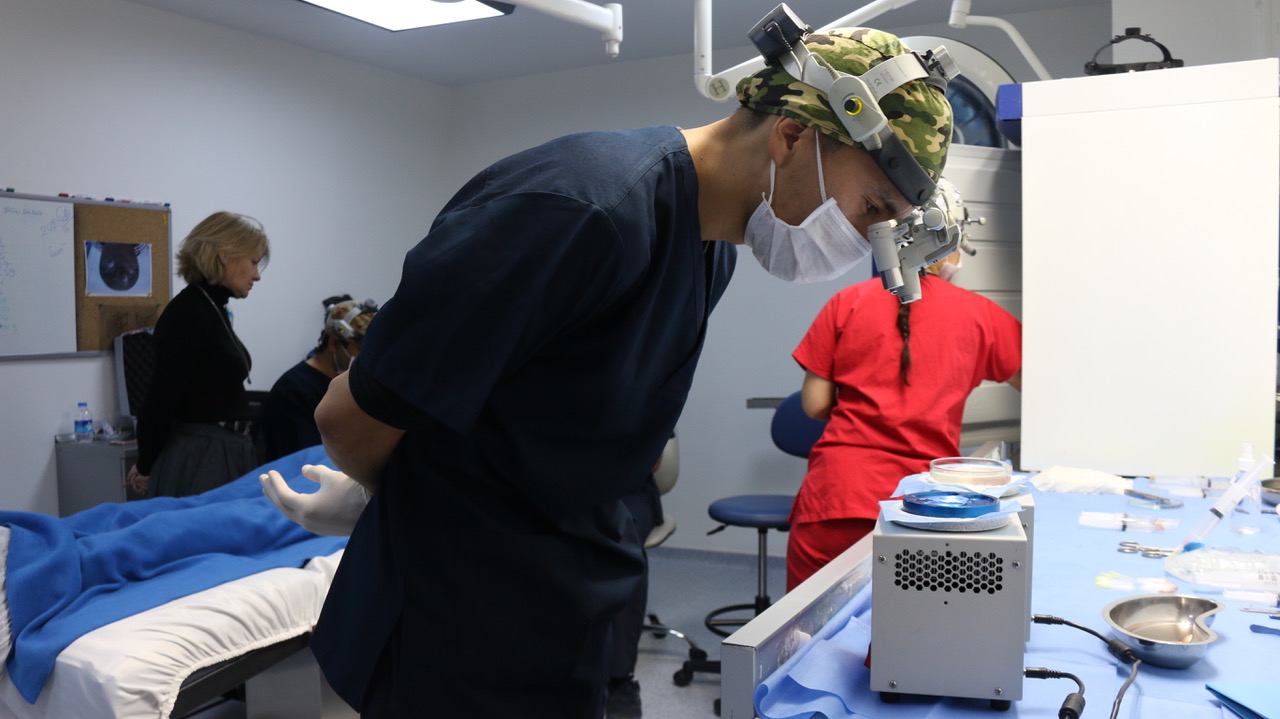 Doctor training during a FUE hair transplant procedure at HTTC Ankara